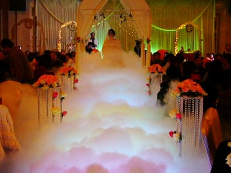 婚礼现场的场地干冰展示图